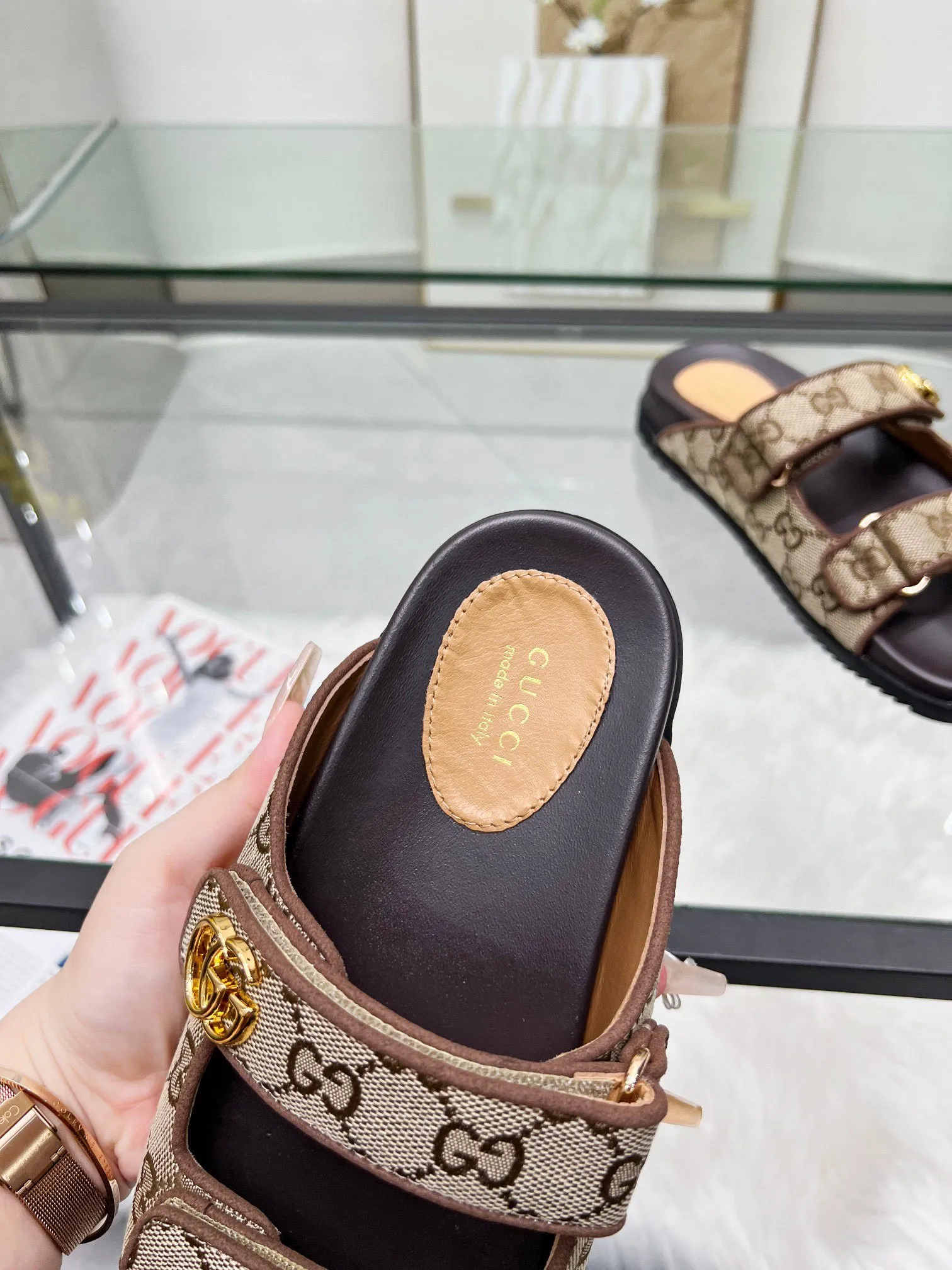 👟👟Ex-factory price 480👟👟 Gucci two-strap Velcro flat sandals beach shoes early spring series GG classic presbyopic cloth beach sandals are decorated with classic GG presbyopic canvas fabric fabric with double G metal buckle ✔️ Fabric: Original customized imported double G presbyopic ✔️ Lining: imported sheepskin ✔️ Heel: 2.0CM thick sole ✔️ Outsole: Mold imported rubber sole ✔️ Code number: 35-40 (41 customized, non-refundable)